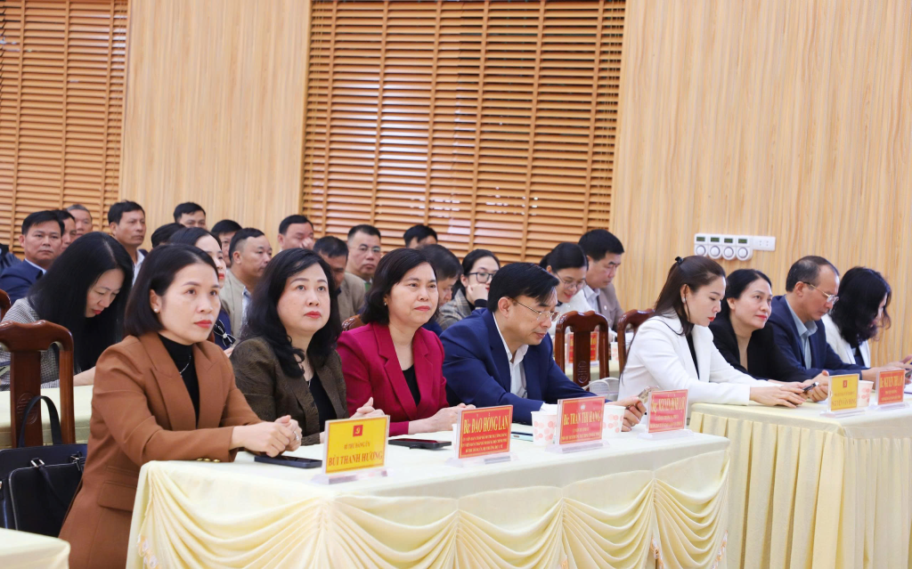 Các đại biểu tham dự tiếp xúc cử tri