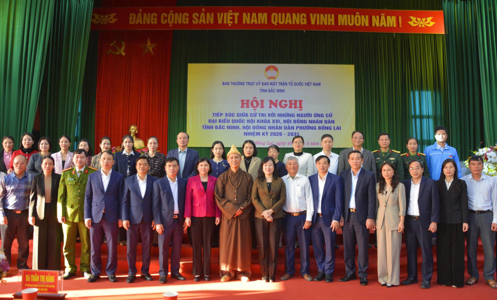 Bộ trưởng Bộ Y tế Đào Hồng Lan chụp ảnh lưu niệm với đại biểu, cử tri phường Bồng Lai