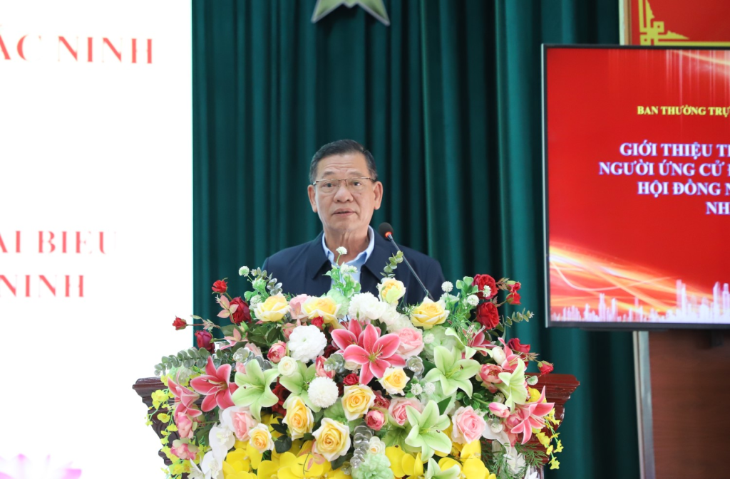 Cử tri xã Chi Lăng tham góp ý kiến đối với các ứng cử viên