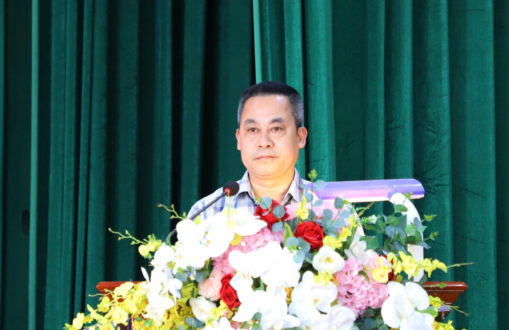 Cử tri phường Bồng Lai tham góp ý kiến đối với các ứng cử viên