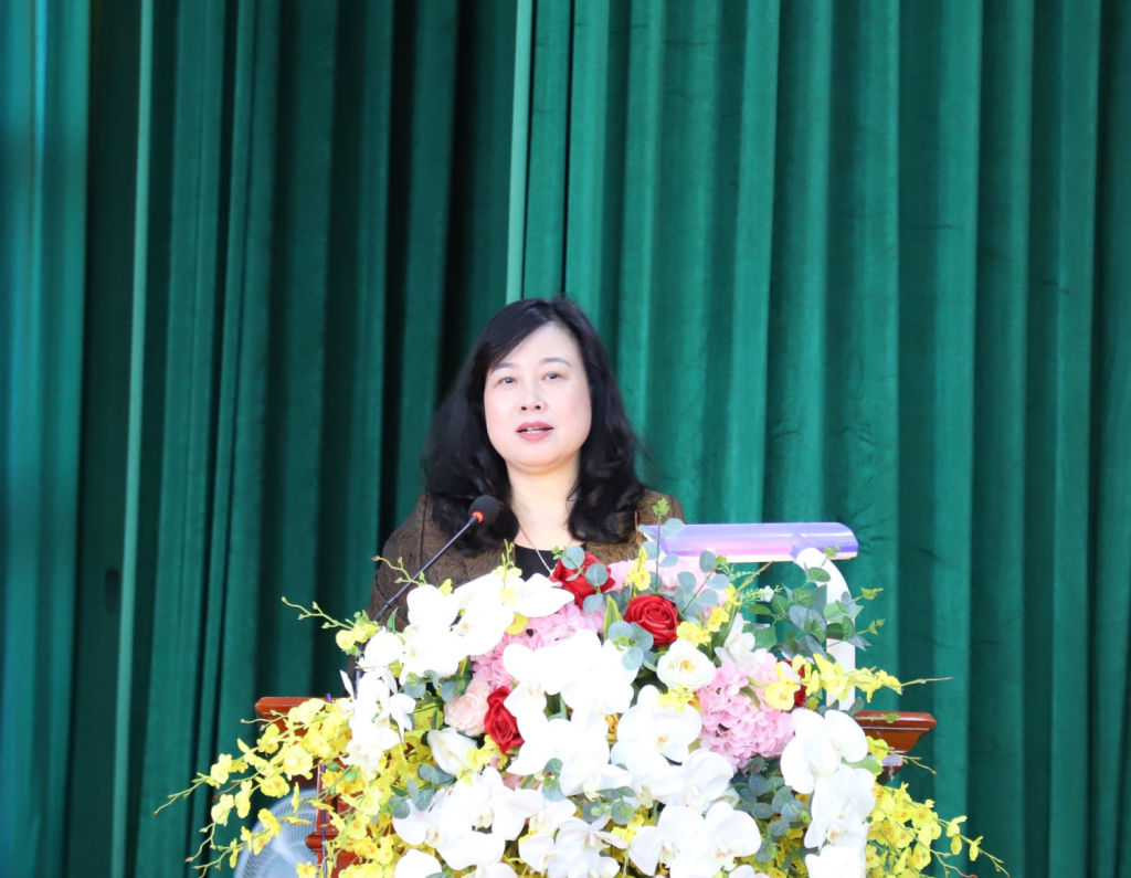 Bộ trưởng Bộ Y tế Đào Hồng Lan thông tin tới cử tri về những giải pháp nâng cao công tác chăm sóc sức khỏe nhân dân