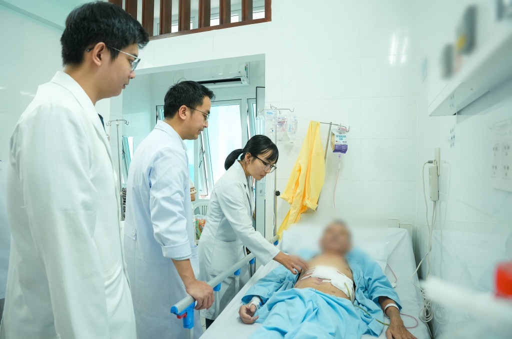 Bác sĩ thăm khám và điều trị cho bệnh nhân (Ảnh: BVCC)