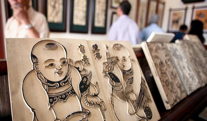 Nghề làm tranh dân gian Đông Hồ được UNESCO ghi danh vào Danh sách di sản văn hóa phi vật thể cần bảo vệ khẩn cấp.