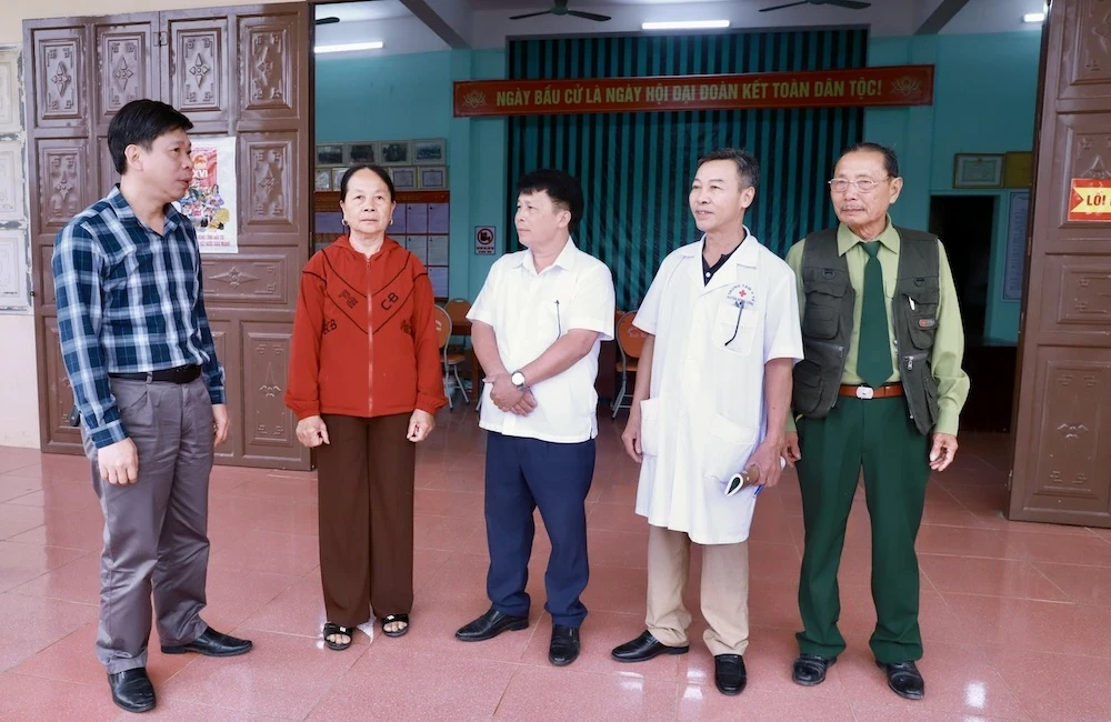 Đoàn công tác giám sát công tác bảo đảm y tế phục vụ bầu cử tại điểm bầu cử thôn Tân Vinh, xã Thăng Bình (Ảnh: Tô Hà)
