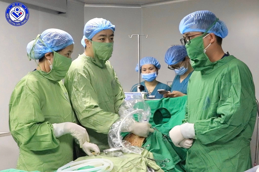 TS.BS Đỗ Tuấn Đạt và BSCKII Phạm Minh Giang thực hiện nội soi buồng ối dẫn lưu màng phổi thai nhi, xử trí đa ối (Ảnh: BVCC)