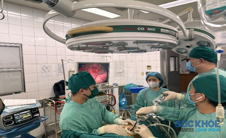 Đội ngũ Y bác sĩ phẫu thuật thành công (ảnh: TL)