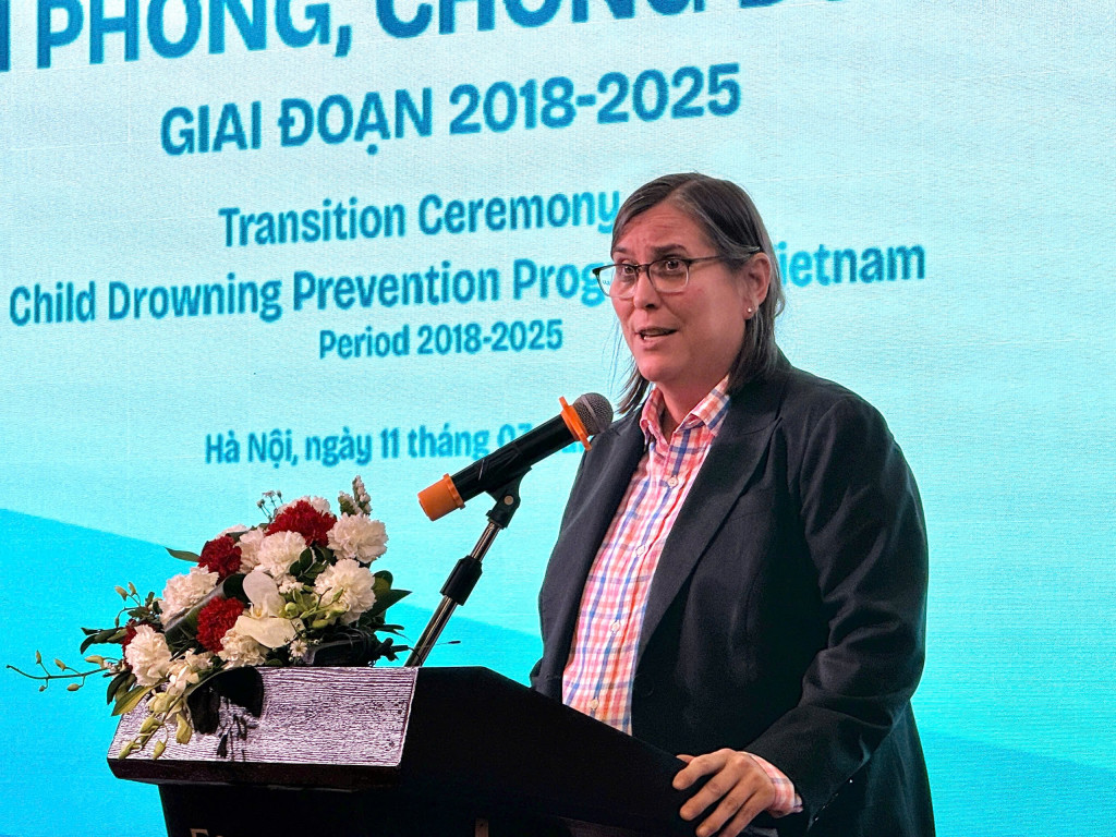 Giám đốc Chương trình Phòng chống tai nạn thương tích của Quỹ từ thiện Bloomberg Kelly Larson chia sẻ tại hội nghị (Ảnh: Hải Yến)