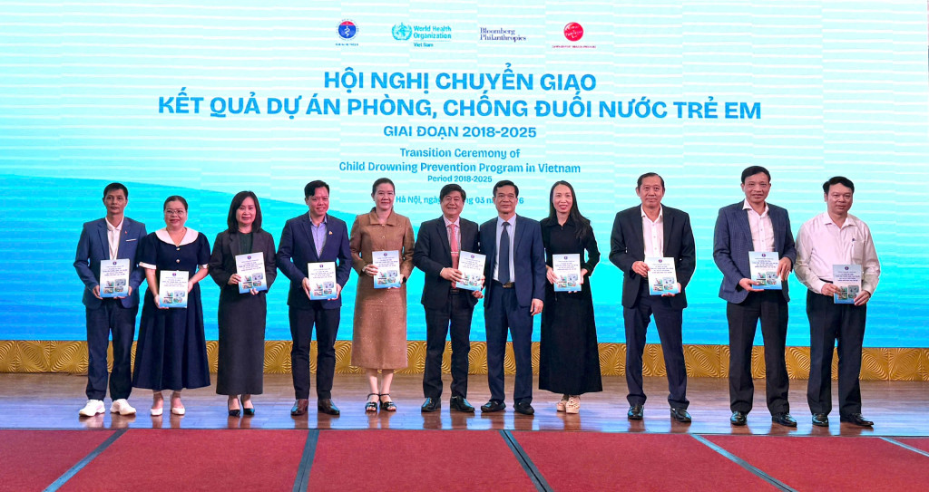 Chuyển giao tài liệu phòng, chống đuối nước tới các tỉnh, thành (Ảnh: Hải Yến)