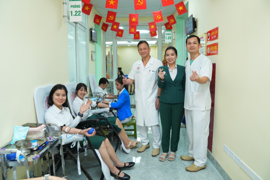 Thực hiện hoạt động hiến máu tình nguyện, trao gửi yêu thương tại Bệnh viện Trung ương Quân đội 108 (Ảnh: BV108)