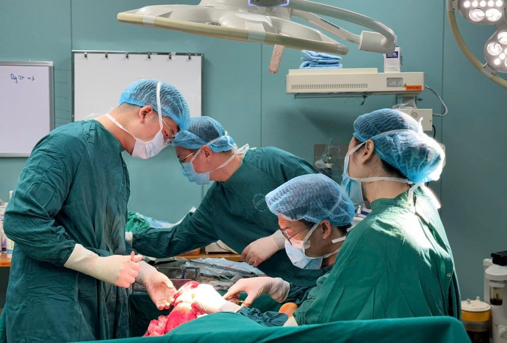 Các bác sĩ phẫu thuật cho bệnh nhân (Ảnh: BVCC)