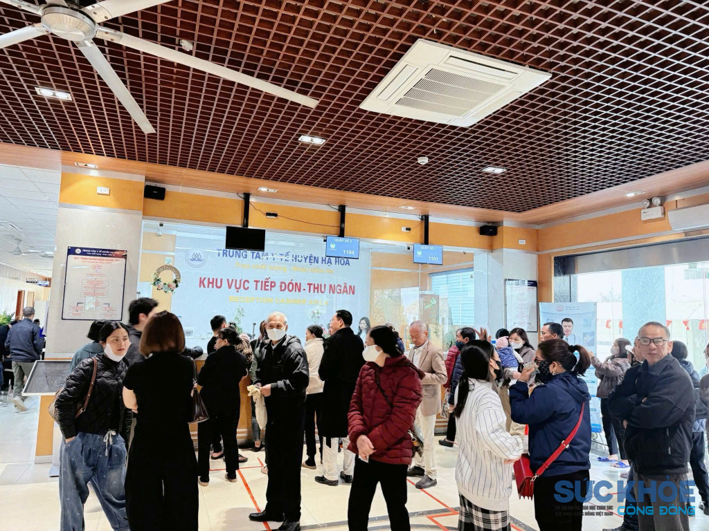 Người dân được hướng dẫn và làm thủ tục tại khu vực đón tiếp ( ảnh: TL)