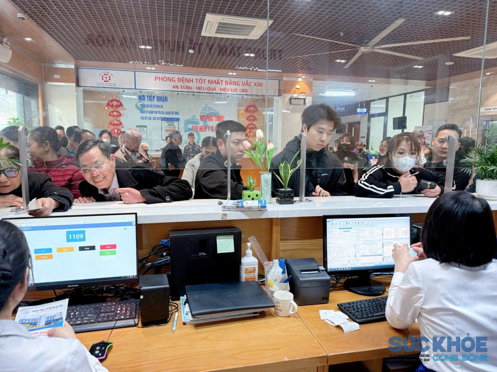 Người dân đăng ký khám bệnh tại TTYT Khu vực Hạ Hoà ( ảnh: TL)