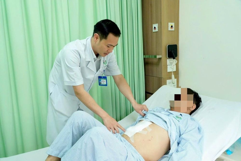 Bác sĩ thăm khám cho bệnh nhân sau phẫu thuật (Ảnh BVCC)