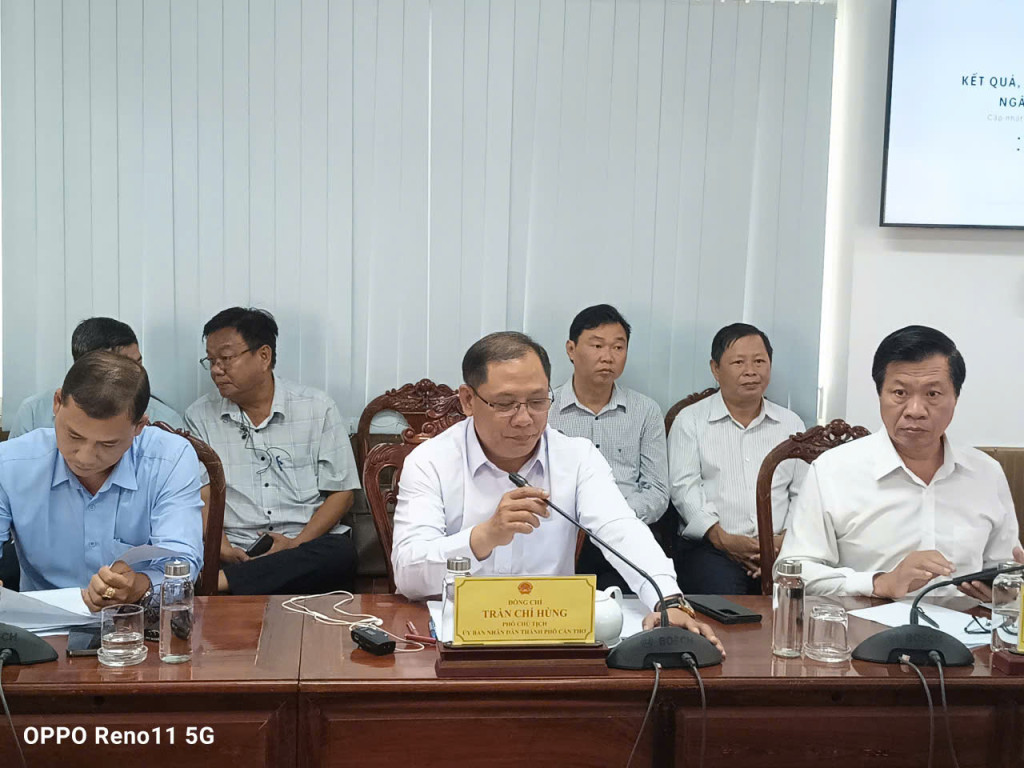 Phó Chủ tịch UBND TP. Cần Thơ Trần Chí Hùng (giữa) phát biểu tại cuộc làm việc (Ảnh: TL)