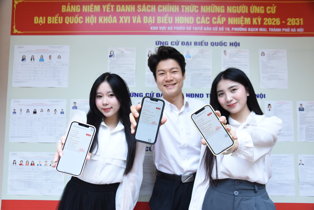 Cử tri trẻ tại Đại học Kinh tế Quốc dân sẵn sàng cho ngày hội lớn của toàn dân (Ảnh: Xuân Quý)