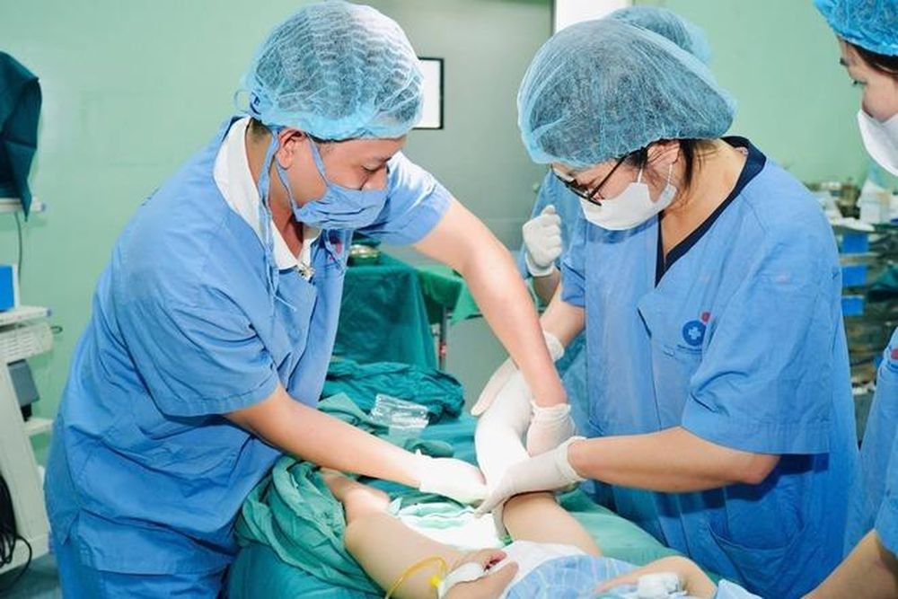 Các bác sĩ thực hiện phẫu thuật thần kinh – cơ nhằm giải phóng các gân cơ bị co rút, chỉnh sửa biến dạng xương khớp và tái lập cân bằng hệ vận động cho trẻ (Ảnh: BVCC)