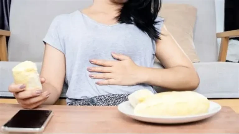 Ăn quá nhanh, vừa ăn vừa nói chuyện có thể khiến bạn nuốt nhiều không khí, dẫn đến tình trạng đầy hơi và bụng kêu sau bữa ăn. (Ảnh: Sưu tầm)
