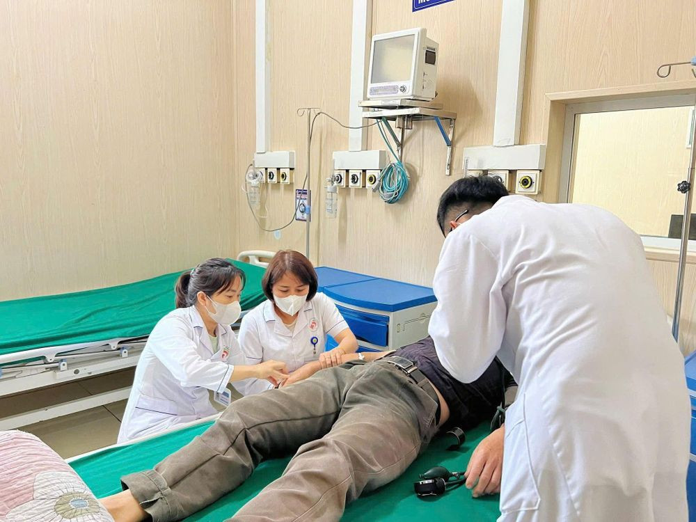 Bác sĩ kiểm tra tình trạng vận động của bệnh nhân sau khi nhập viện (Ảnh: BVCC)