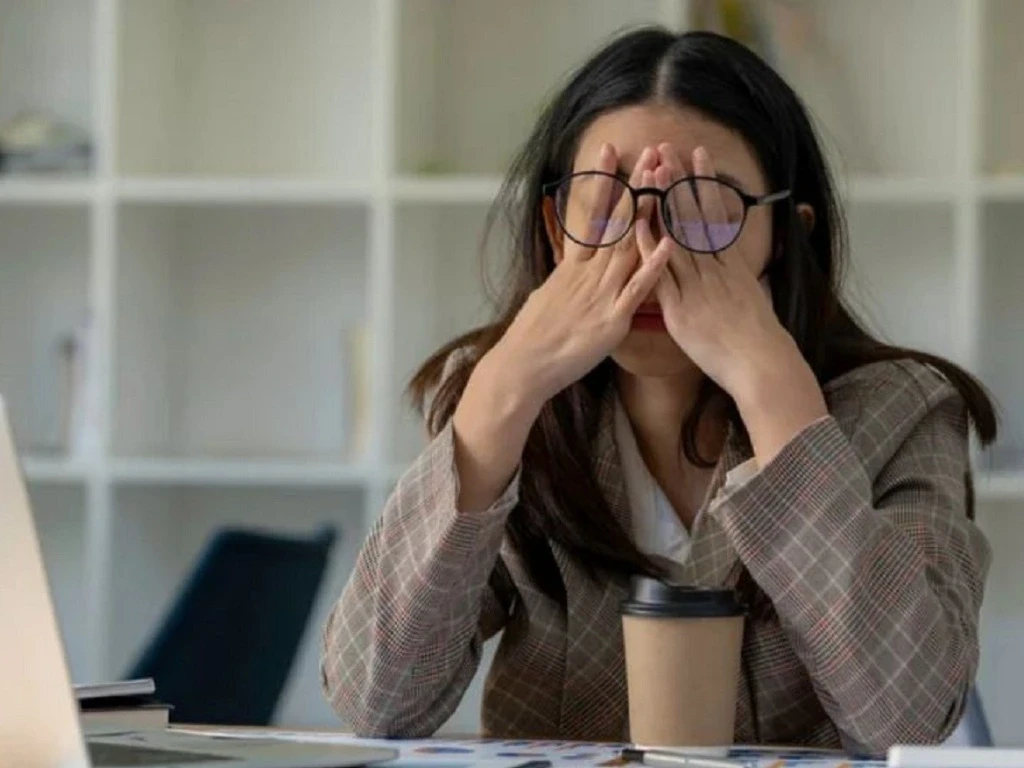 Đau mắt kéo dài nên đến cơ sở y tế kiểm ta (Ảnh: Sưu tầm)