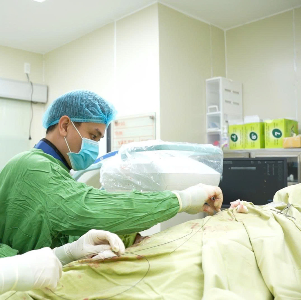 Ê-kíp bác sĩ Bệnh viện Đa khoa Quốc tế Minh Anh thực hiện can thiệp mạch máu cho bệnh nhân. (Ảnh: BVCC)