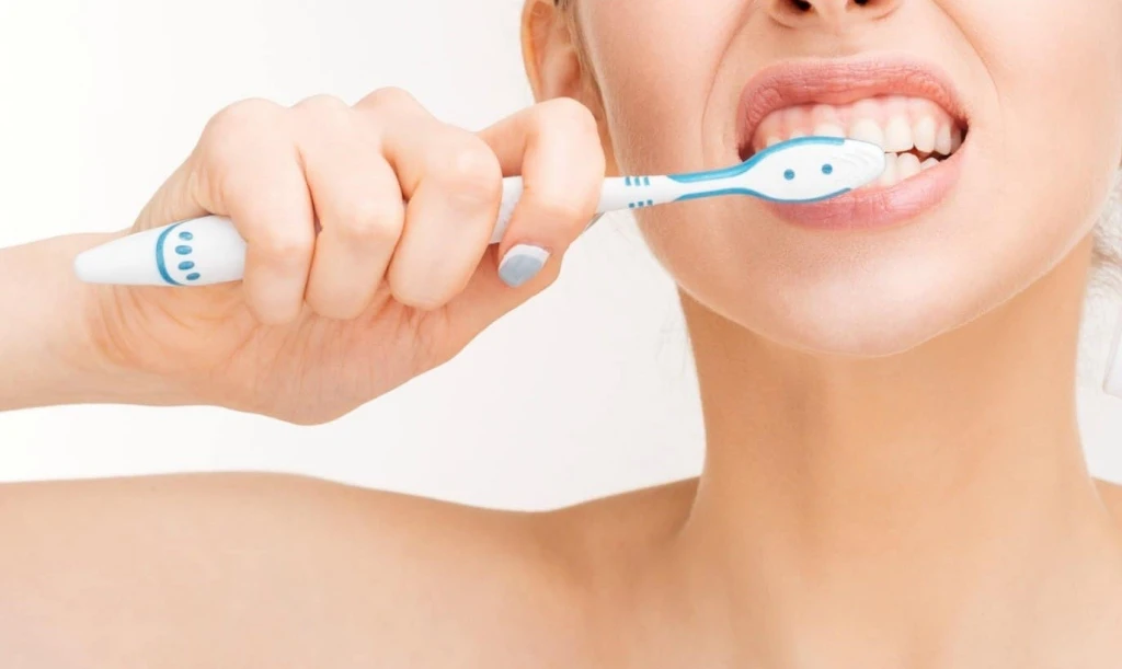 Giữ vệ sinh răng miệng để nhiệt miệng nhanh khỏi (Ảnh: Sưu tầm)