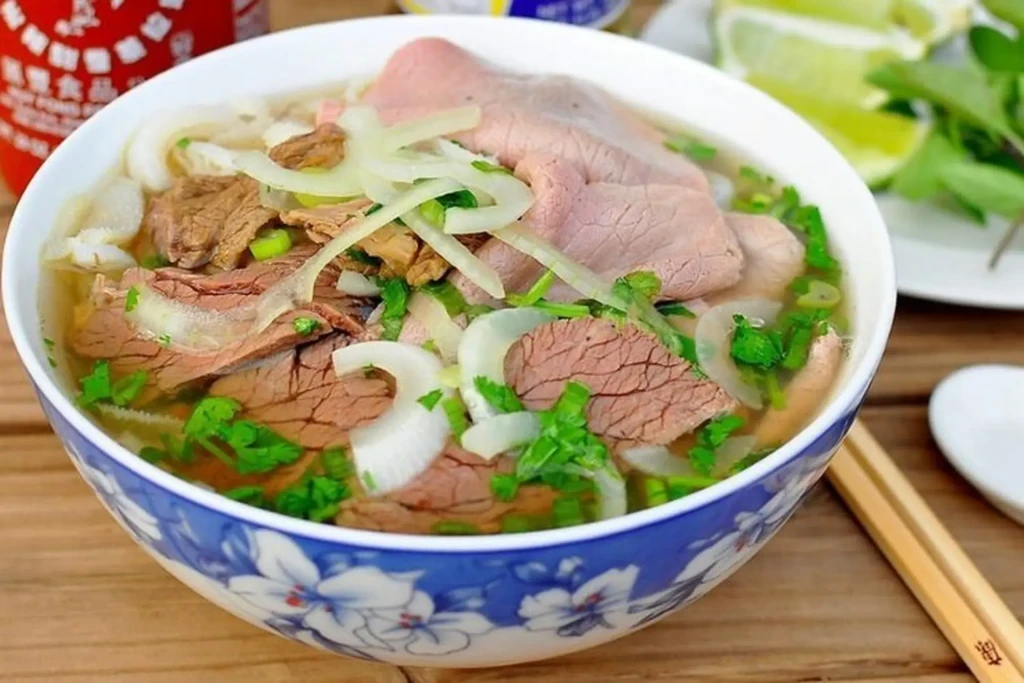 Chú ý lượng muối và tinh bột trong phở (Ảnh: Sưu tầm)