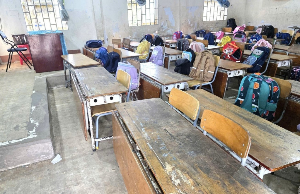 Tháng 9/2025, báo chí từng phản ánh tình trạng bàn ghế tại một trường tiểu học trên địa bàn tỉnh Bình Dương (cũ) xuống cấp, ảnh hưởng đến chất lượng học tập của học sinh (Ảnh: TL)