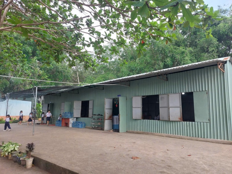 Học của học sinh Trường Tiểu học An Sơn, phường Long Nguyên, TP. Hồ Chí Minh (trước đây thuộc địa bàn TP. Bến Cát, tỉnh Bình Dương) từng học tại cơ sở tạm bợ như thế này (Ảnh: TL)