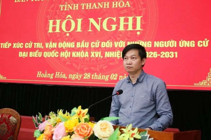Ông Lê Văn Cường, Tỉnh ủy viên, Giám đốc sở Y tế Thanh Hóa trình bày chương trình hành động trước cử tri.