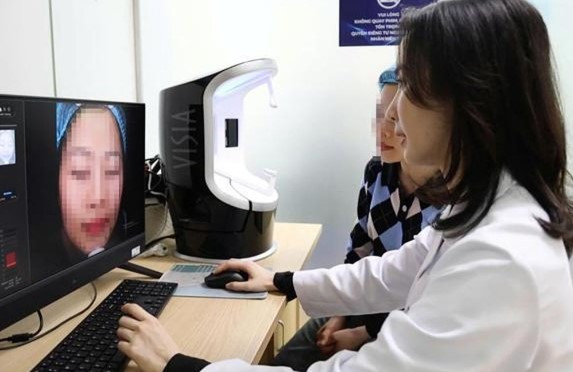 Bác sĩ tư vấn cách chăm sóc da cho bệnh nhân (Ảnh: TL)