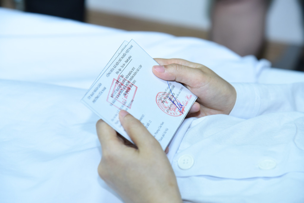 Những hòm phiếu di động được đưa tới tận giường bệnh cho các bệnh nhân tại Bệnh viện Phụ sản Trung ương (Ảnh: Xuân Quý)