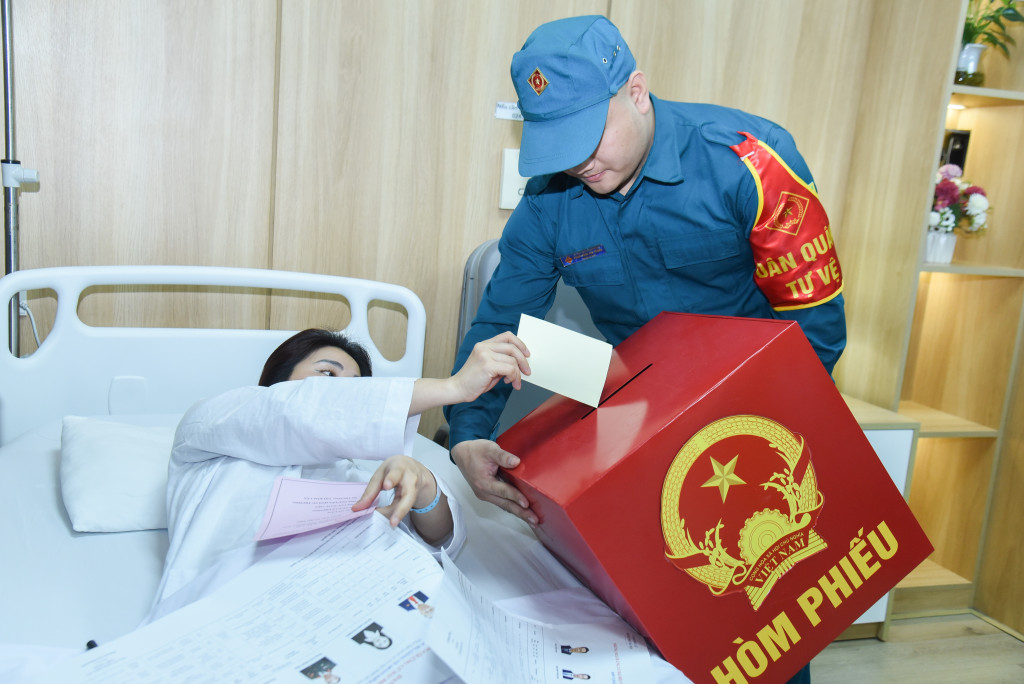 Bệnh nhân Lê Thị Hoàng (Thanh Hóa) điều trị tại Khoa Hồi sức tích cực, Bệnh viện Phụ sản Trung ương tham gia bỏ phiếu (Ảnh: Xuân Quý)