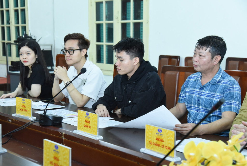 Các cử tri Bệnh viện K cơ sở Quán Sứ nghe phổ biến quy trình bầu cử (Ảnh: Xuân Quý)