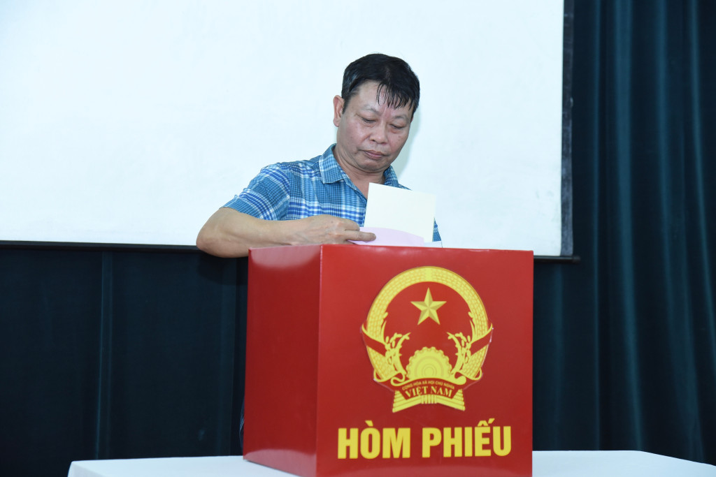 Ông Lê Văn Thành, lái xe trực cấp cứu tại Bệnh viện K cơ sở Quán Sứ tham gia bỏ phiếu (Ảnh: Xuân Quý)