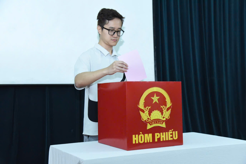 Anh Nguyễn Hoàng Kỳ (Quảng Ninh) - người nhà bệnh nhân tham gia bỏ phiếu (Ảnh: Xuân Quý)