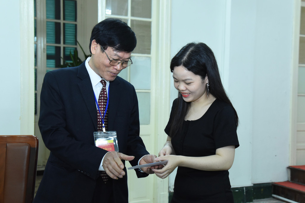 Người nhà bệnh nhân tham gia bỏ phiếu (Ảnh: Xuân Quý)