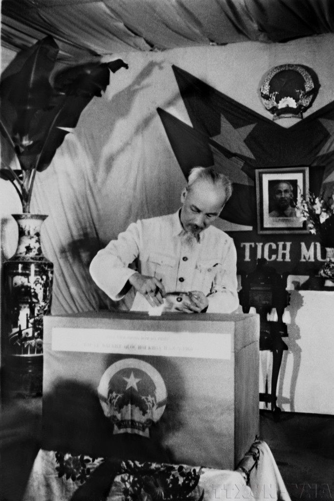 Ngày 8/5/1960, Chủ tịch Hồ Chí Minh bỏ phiếu bầu cử đại biểu Quốc hội khóa II tại tiểu khu Trúc Bạch, Khu phố Ba Đình, Hà Nội (Ảnh: Tư liệu)