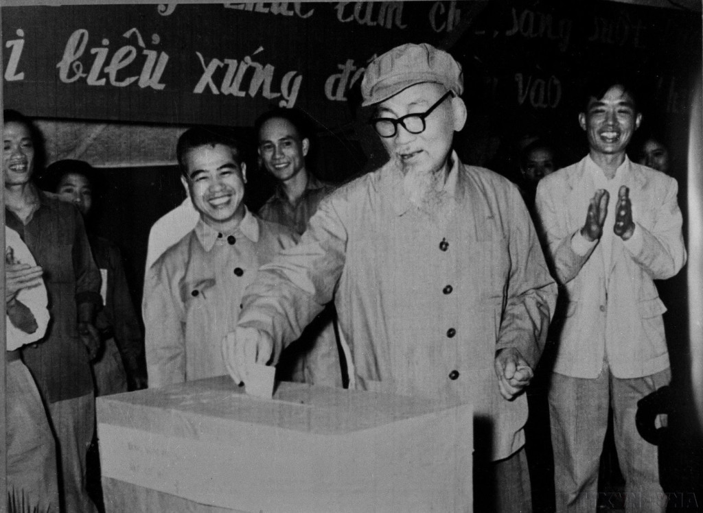 Ngày 27/4/1969, Chủ tịch Hồ Chí Minh bỏ phiếu bầu cử đại biểu HĐND Khu phố Ba Đình khóa V tại hòm phiếu số 6, đơn vị bầu cử số 1, tiểu khu 1, Khu phố Ba Đình, Hà Nội (Ảnh: Tư liệu)