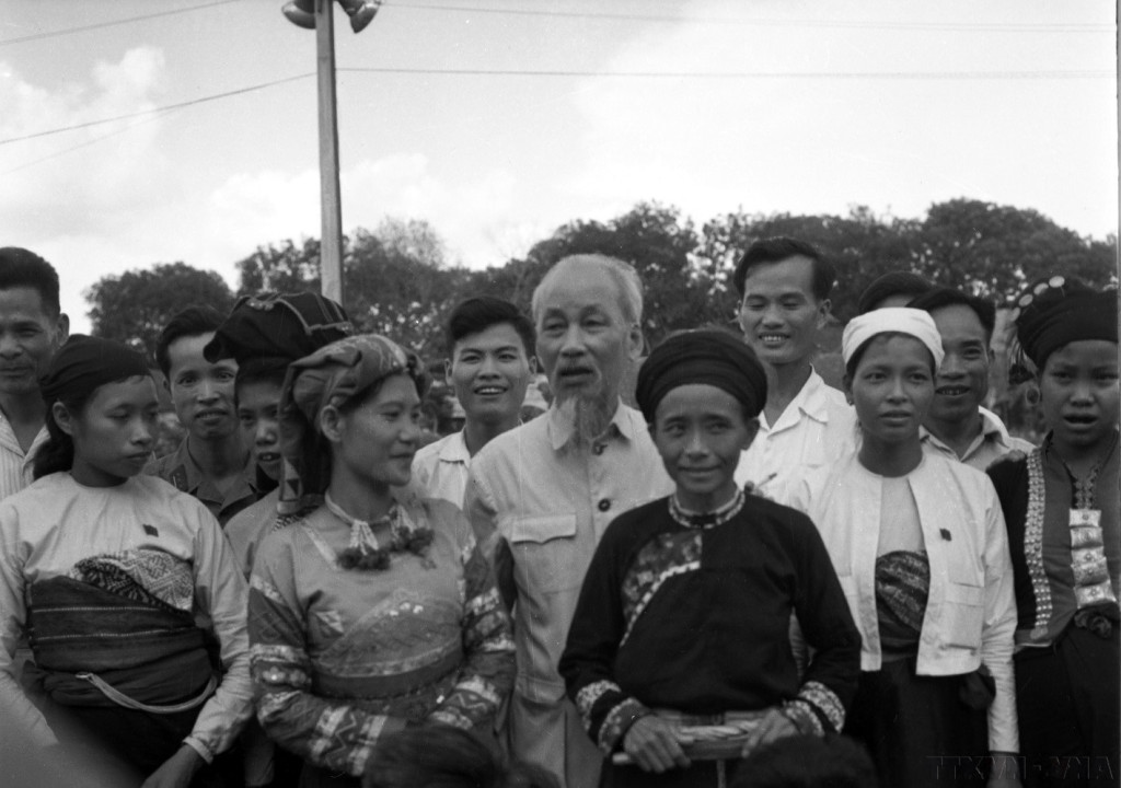 Chủ tịch Hồ Chí Minh chụp ảnh kỷ niệm với các đại biểu các dân tộc thiểu số là đại biểu Quốc hội khóa III (Ảnh: Tư liệu)