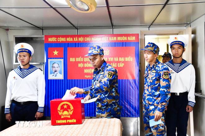 Ngày 12/3/2026, tại đặc khu Phú Quốc (An Giang), Lữ đoàn 127, Vùng 5 Hải quân, tổ chức bầu cử ĐBQH khóa XVI và đại biểu HĐND các cấp nhiệm kỳ 2026-2031 sớm cho cán bộ, chiến sĩ trong đơn vị (Ảnh: TTXVN)