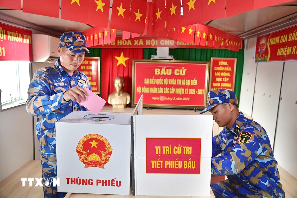 Cán bộ, chiến sĩ tàu Trường Sa 02 (Vùng 2 Hải quân) trực trên biển tham gia bỏ phiếu bầu cử ĐBQH khóa XVI và đại biểu HĐND các cấp nhiệm kỳ 2026-2031 (Ảnh: TTXVN)