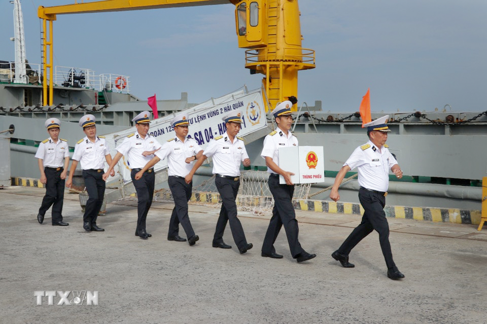 Tổ bầu cử sớm trên biển đi trên tàu Trường Sa 04 đưa hòm phiếu an toàn về tới đất liền (Ảnh: TTXVN)