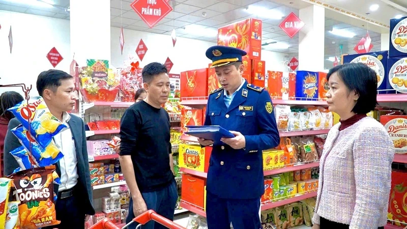 Đội QLTT số 7, Chi cục QLTT thực hiện kiểm tra cao điểm chống buôn lậu dịp trước, trong và sau Tết Nguyên đán Bính Ngọ năm 2026 (Ảnh: Tùng Lâm)