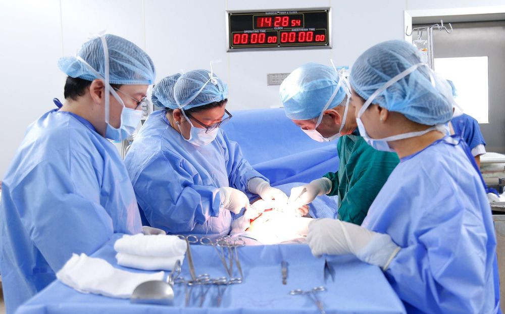 Các bác sĩ phẫu thuật mổ lấy thai từ sản phụ (Ảnh: BVCC)