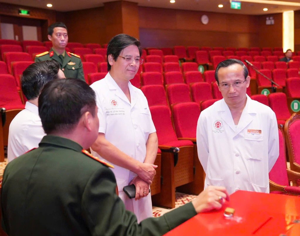 Trung tướng, GS, TS Lê Hữu Song - Giám đốc Bệnh viện cùng Ban bầu cử đã tiến hành kiểm tra thực địa công tác chuẩn bị bầu cử đại biểu Quốc hội khóa XVI và HĐND các cấp nhiệm kỳ 2026-2031 (Ảnh: BVCC)