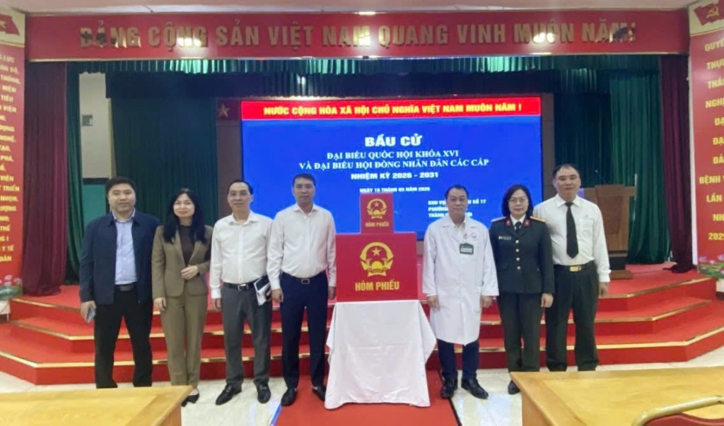 Bệnh viện 19-8 đã phối hợp với UBND Phường Từ Liêm tiếp nhận đầy đủ hồ sơ, thẻ cử tri, pano trang trí, văn phòng phẩm phục vụ bầu cử và các tài liệu liên quan đến công tác bầu cử, tiến hành trang trí, niêm yết theo đúng quy định của Ủy ban Bầu cử phường Từ Liêm (Ảnh: BVCC)