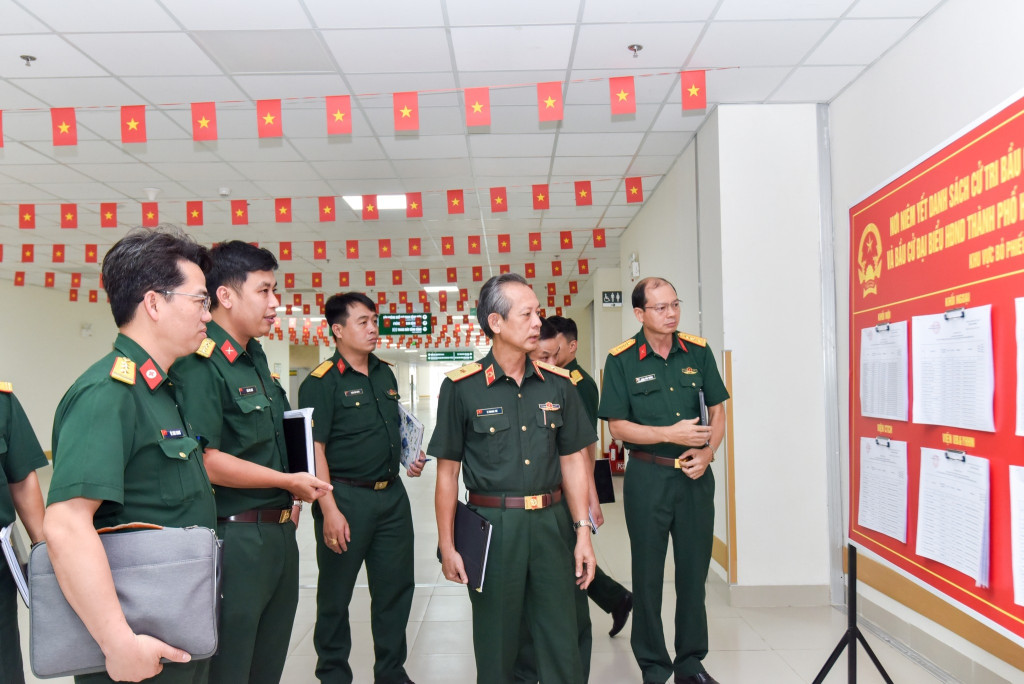 PGS.TS.Thầy thuốc ưu tú Lê Quang Trí, Bí thư Đảng ủy, Phó Giám đốc Bệnh viện Quân y 175, kiểm tra công tác chuẩn bị cho ngày bầu cử đại biểu Quốc hội khóa XVI và đại biểu HĐND các cấp nhiệm kỳ 2026-2031 (Ảnh: BVCC)