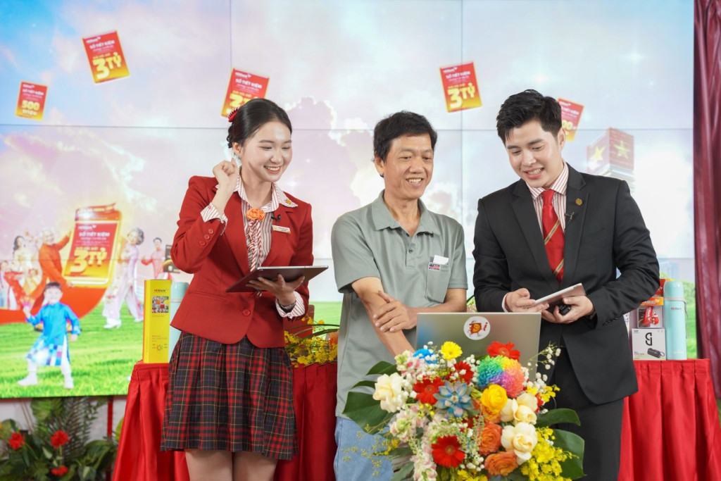 Khách hàng hào hứng đến tham gia lễ quay số công khai của HDBank (Ảnh: HDBank)