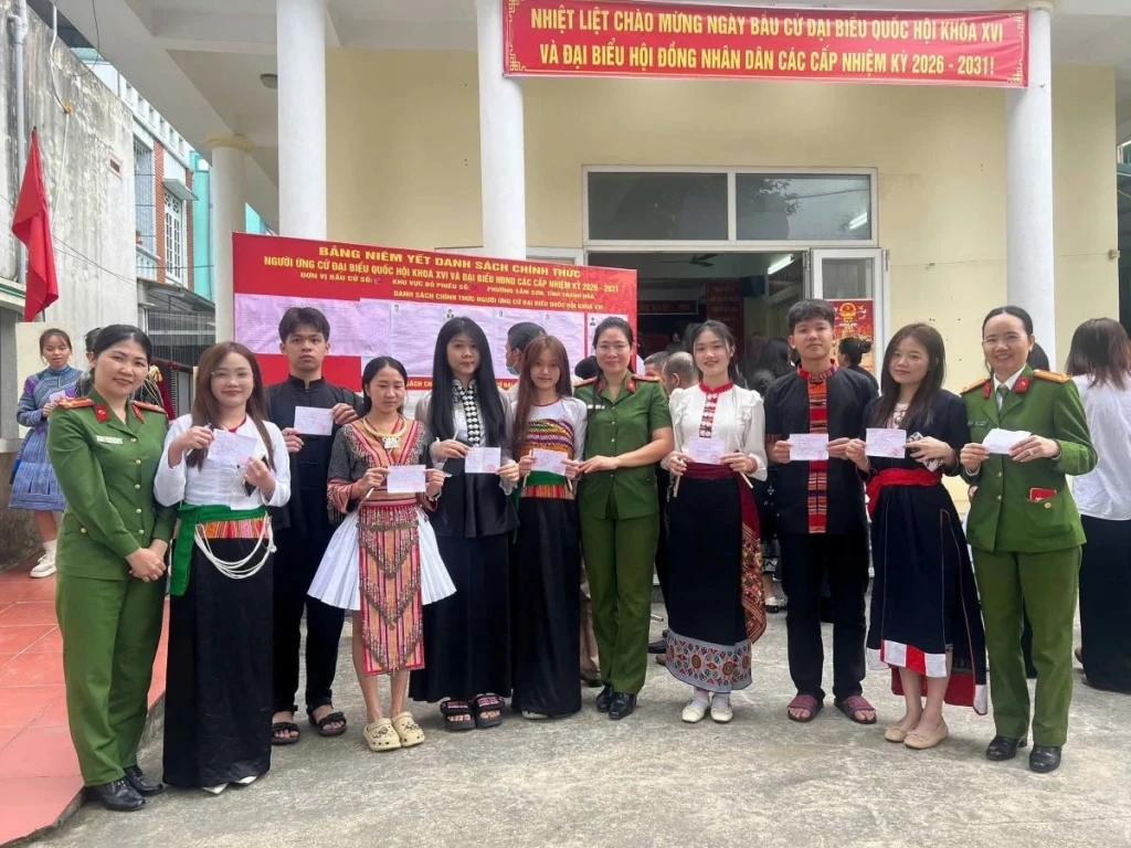 Lực lượng thanh niên Công an hướng dẫn cử tri trẻ tuổi bỏ phiếu trong ngày bầu cử (Ảnh: Nguyễn Đạt)