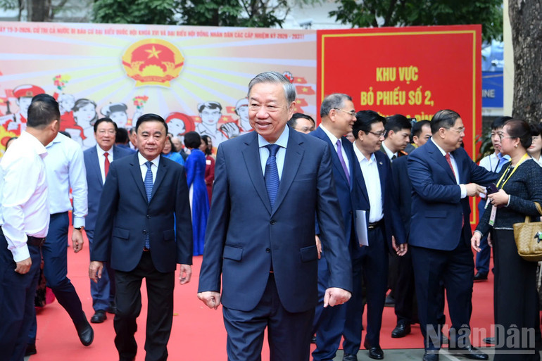 Tổng Bí thư Tô Lâm và Thường trực Ban Bí thư Trần Cẩm Tú tại khu vực bỏ phiếu số 2, phường Ba Đình, thành phố Hà Nội (Ảnh: Đăng Khoa)